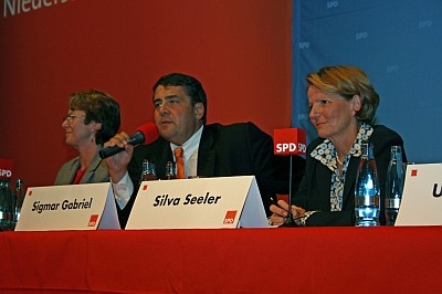 Sigmar Gabriel in Buchholz mit Brigitte Somfleth und Silva Seeler.