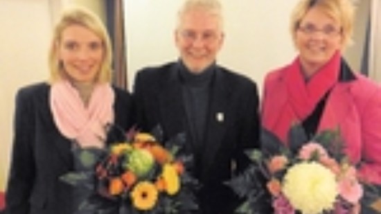 Die Bundestagsabgeordneten Svenja Stadler (l.) und Susanne Mittag mit Siegfried Raabe, Vorsitzender des SPD-Ortvereins Tostedt.