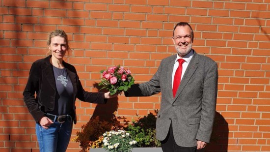 Bild zeigt wie Thomas Grambow der neuen Vorsitzenden Svenja Stadler einen Blumenstrauß übergibt
