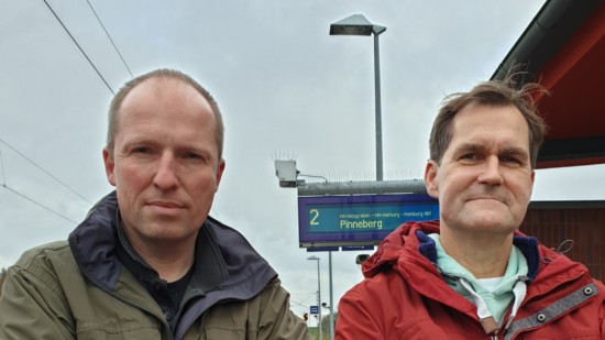 Tobias Handtke und Jürgen Waszkewitz auf dem Bahnhof Neu Wulmstorf