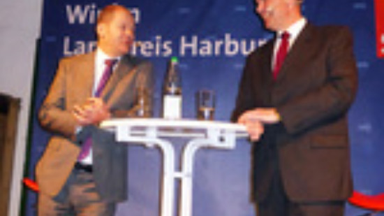 Olaf Scholz (li.) und Thomas Grambow im Gespräch