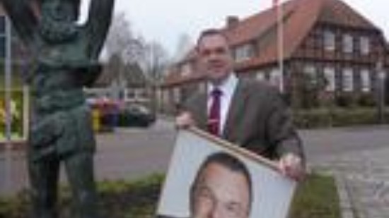 Thomas Grambow in der Samtgemeinde Hanstedt beim Denkmal für den Riesen Bruns (Bild: Rene Bogaschowsky)